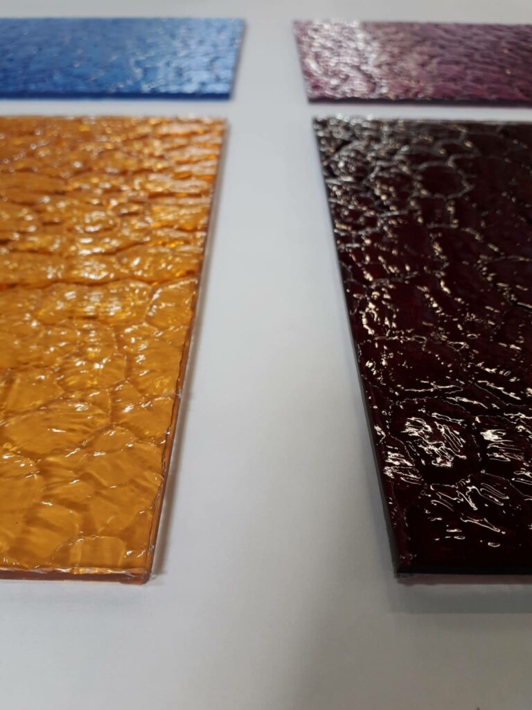 fabrication artisanale de verre imprimé en couleur
